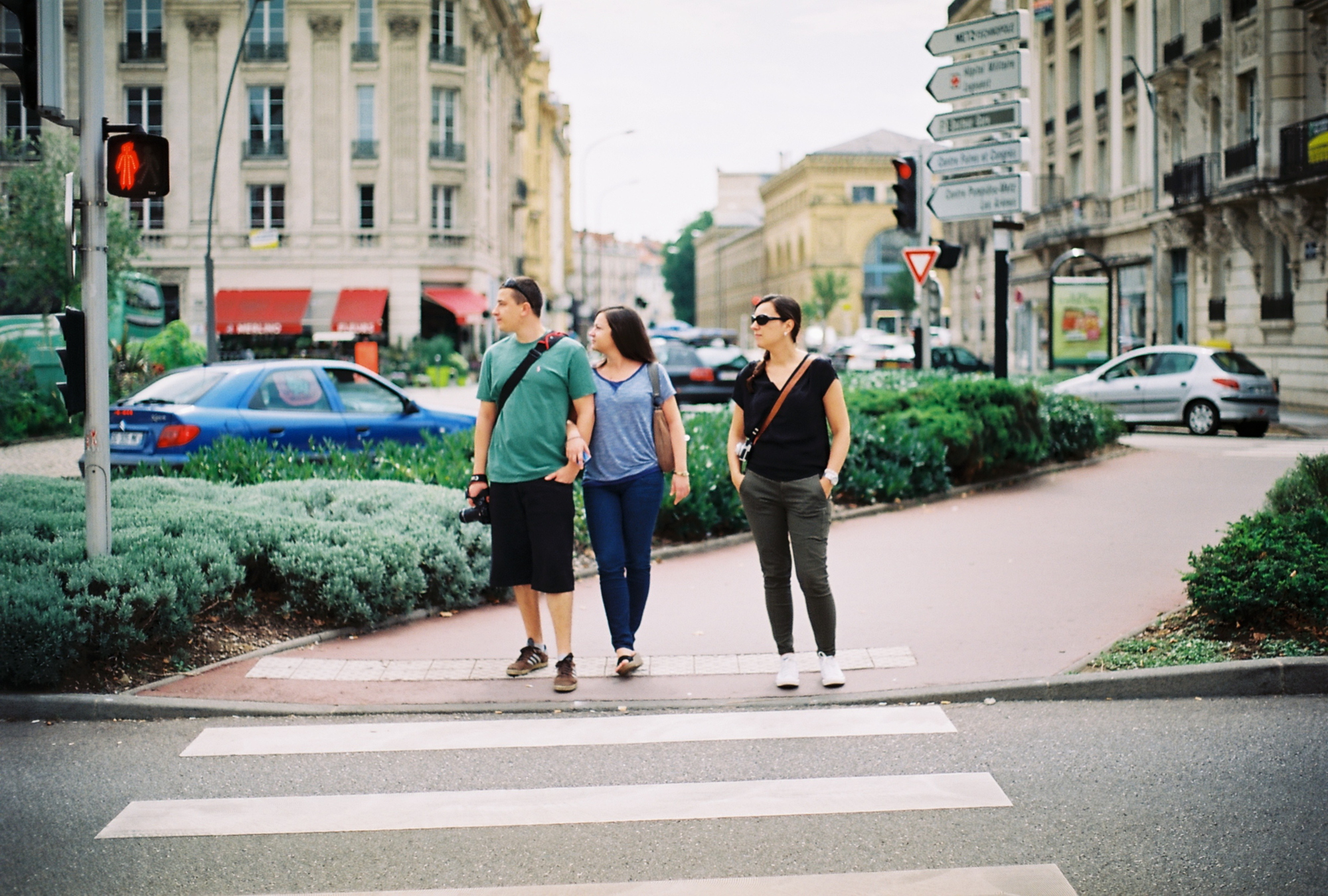 pedestrians wondering if they should cross on red, metz 2014