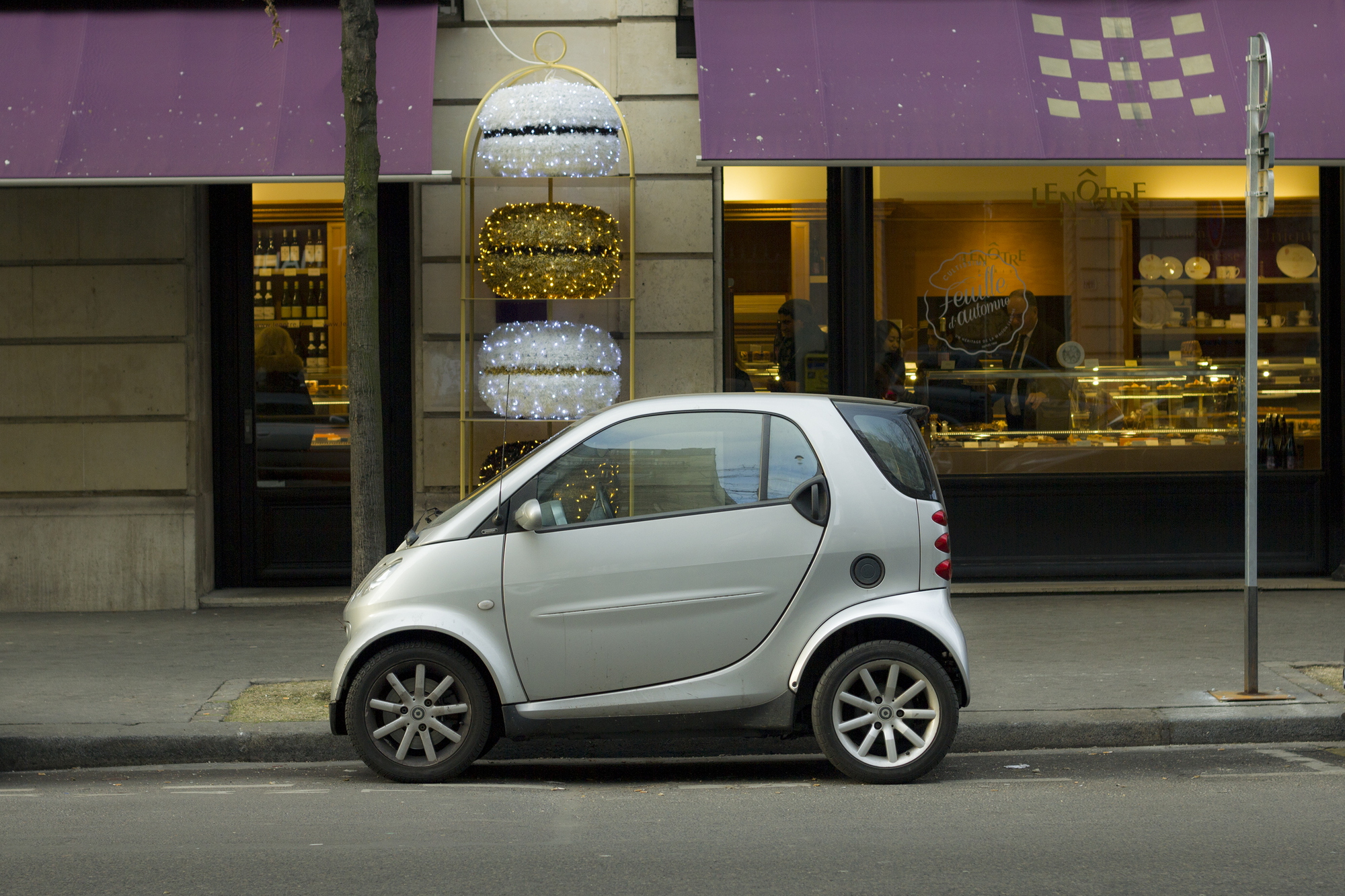 smart - apparently one of the most frequently seen motor vehicles in paris