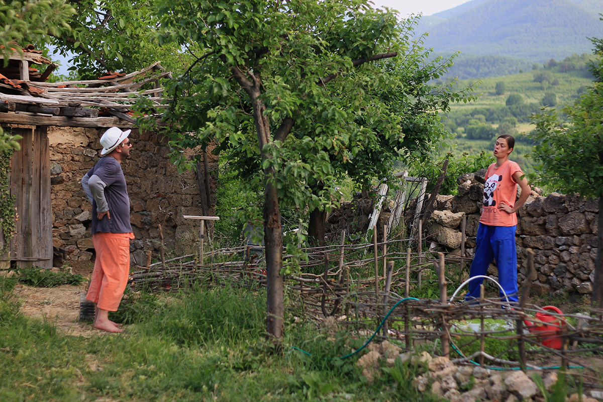 Сър д-р Пол Дрегер обменя ботанически опит с любезната домакиня на Веселата Ферма в Родопите